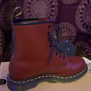 Brand new leather dc.martens, no damage, the original box.